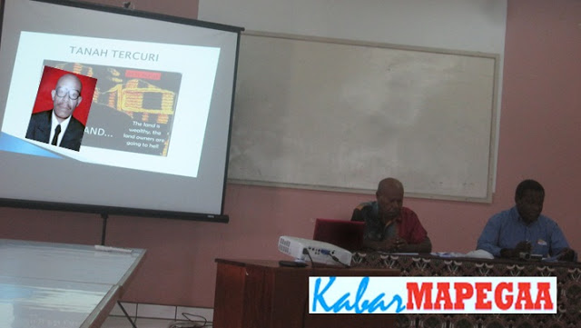 Pendeta Dr Noakh Nawipa Menyampaikan Materi Pengantar di Aulah  Summer Intitute of Linguistics (SIL) Internasional Sentani, 01/10/2016, (Foto: Andy G/KM)