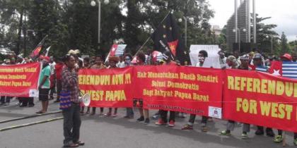 Seorang perempuan Papua sedang orasi dari Bundaran UGM, di depan aksi massa. Foto: Bastian.