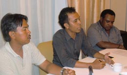 FOKER LSM Papua, Sawit Watch, Greenpeace, SKP Jayapura dan Walhi dan Sorpatom menyampaikan keterangan soal mega proyek MIFFE di Merauke di Swissbelt Hotel, Jayapura, Rabu (12/10)