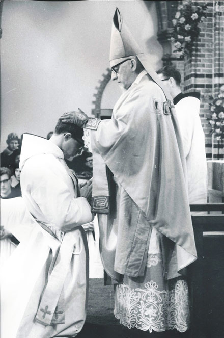 Pater Nico Dister saat ditahbiskan menjadi imam pada 1964 (Foto: Florry Koban/jayapura.space)