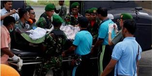 Evakuasi korban penembakan di Bandar Udara Sentani Jayapura, Jumat, (22/1): Foto: Beny