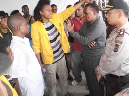 Pembantu Rektor III Bidang Kemahasiswaan, Drs Paulus Holmers,M.Si saat berdialog dengan mahasiswanya yang aksi demo.