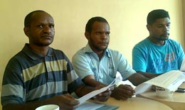 Elias Petege dan rekan-rekannya saat memberi keterangan pers