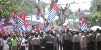 Ilustrasi: Rakyat Papua menuntut Papua Merdeka. Sumber: http://tabura-pembebasan.blogspot.com.