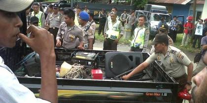 Aparat Kepolisian sedang menyita peralatan aksi KNPB. Foto: HY.