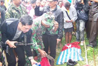 Aparat kepolisian dan TNI usai berhasil menurunkan bendera Bintang Kejora di perbukitan belakang Kompleks BTN Puskopad, Kamkey, Distrik Abepura, Kota Jayapura, Selasa (16/8) kemarin. 