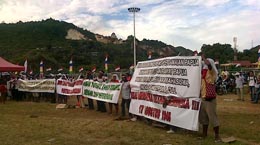 Deklarasi Pepera yang diwarnai pembentangan spanduk.