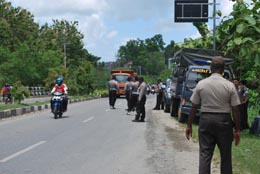 Tampak aparat kepolisian melakukan sweeping di pertigaan Genyem-Sentani-Doyo Jumat (19/10) . Dalam razia tersebut lima orang berhasil diamankan yang pada akhirnya dilepas kembali karena terbukti mereka hanya ikut-ikutan saja dalam peringatan KRP III.