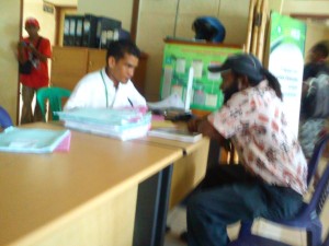 Dommy Surabut Konsultasi dengan Petugas medis di RS. Dian Harapan Waena, Jumat (15/3), Kota Jayapura, Papua. (Jubi/Mawel)