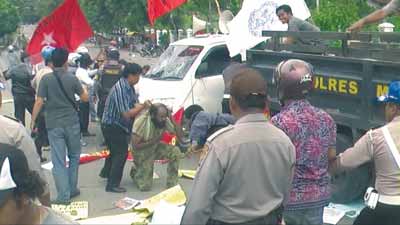 Tampak salah satu pengunjuk rasa yang ditangkap aparat kepolisian dalam aksi demo yang digelar di depan UNIPA Manokwari, Selasa (23/10).