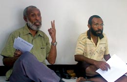 Ketua DAP Forkorus Yaboisembut dan Ketua KRP III, 2011, Selvius Bobby