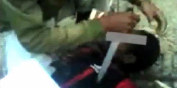 Salah satu cuplikan adegan penyiksaan terhadap seorang warga Papua yang diduga terlibat dalam Organisasi Papua Merdeka (OPM)
