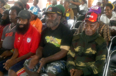 DANIEL KOGOYA (Tengah) (Jubi/Alex)