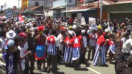 Massa warga asli Papua yang tergabung dalam West Papua National Authority (WPNA) saat menggelar demo di Manokwari Jumat (19/10) kemarin, ada beberapa dari mereka mengenakan atribut Bintang Kejora.
