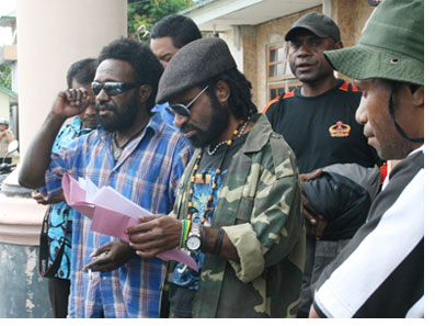 DIJEMPUT : Buktar Tabuni, saat disambut sejumlah warga yang menjemputnya, setelah ia dipastikan bebas dari tahanan di Lapas Narkotika Doyo, Rabu [17/8] kemarin