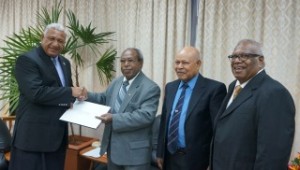 Dr.Otto Ondawame, Mr Rex Rumakiek, Mr Barak T. Sope bersama Perdana Menteri Fiji, Vereqe Banimarama (Dok WPNCL)