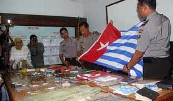 Kapolresta Jayapura memperlihatkan kepada wartawan satu dari tiga bendera opm yang berhasil disita oleh aparat kepolisian. (Roy Purba/Cenderawasih Pos)
