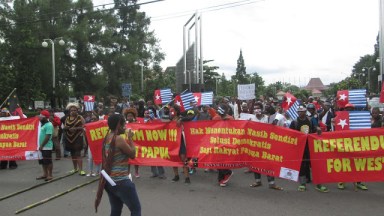 Massa Aksi Membentangkan Spanduk Tuntutan dan Poster Bendera Bintang Kejora Saat Aksi Di Yogyakarta (Doc:Umagi)