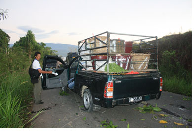 IDENTIFIKASI : Sebuah mobil sedang diolah TKP petugas dalam kasus penembakan di tanjakan kampung Nafri baru-baru ini