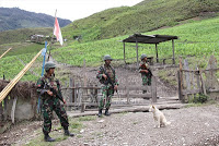 TNI Saat Lakukan Operasi Militer di Punjak Jaya ( Doc. Melanesia.com )