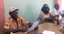 Jefry Warisyu dan dua orang masyarakat sedang member keteranagn pers. Mereka menyatakan menolak Kongres Rakyat Papua III.