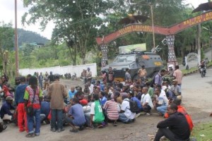 Massa KNPB dihadang mobil untuk menggagalkan aksi mereka (Foto: Arnold Belau/SP)