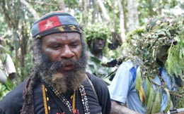 Pemimpin TPN/OPM Wilayah Perbatasan, Lambert Pekikir, bersama sebagian kekuatan militernya, saat dikunjungi Bintang Papua, di Markas Besarnya, Kamis (13/10) kemarin