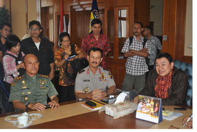 JUMPA PERS: Kapolda Papua Irjen [Pol] Bigman Lumban Tobing, Pangdam XVII Cenderawasih Mayjen TNI Erfi Triassunu dan tokoh-tokoh masyarakat memberikan keterangan pers terkait pelaksanaan KRP III di ruang kerja Penjabat Gubernur, Jumat [21/10]