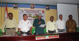 Ketua Forum KOmunikasi NKRI Izak Karubaba dkk saat menyampaikan pernyataan terkait hasil Kongres Rakyat Papua III