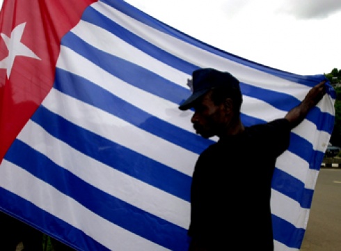 Orang Papua Mengibarkan Bendera Mereka Sendiri, Mengapa Indonesia Terpukul?