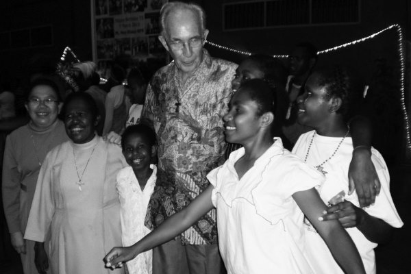 Pater Nico Dister bersama anak Panti Asuhan Putri Kerahiman Hawai dan para suster DSY tahun 2012 (Foto: Dok Florry Koban/jayapura.space)