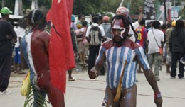 Ekspresi para pendemo yang mengenakan pakai tradisional (koteka) saat melakukan aksi demo di sekitar Ekspo Waena, padang bulan Kamis (2/8), kemarin.