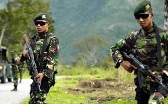 TNI Saat Melakukan Patroli di Puncak Jaya 