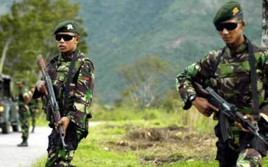TNI Saat Melakukan Patroli di Puncak Jaya 