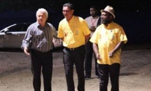 Harold Marthin (Kiri) bersama pimpinan FLNKS, Victor Tutugoro menyambut PM Vanuatu, Moana Carcasses (Foto:Jubi)