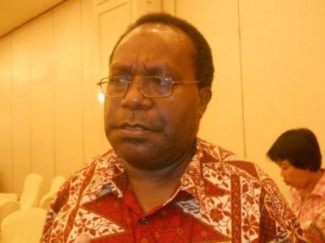 Pater Neles Tebay, terima penghargaan dari Tji Haksoon (The Tji Haksoon Justice & Peace Award) tahun 2013 (Jubi/Eveerth)