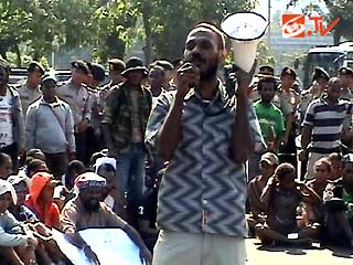 Mahasiswa Papua Berdemo menuntut Referendum di Istana Merdeka Kolonial Indonesia, Jakarta