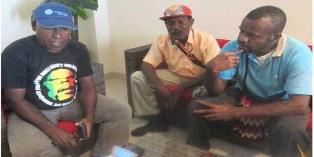 Jonah Wenda didampingi Marius Oyaitou,  Dj Arim, saat jumpa pers. (Doc. MS)