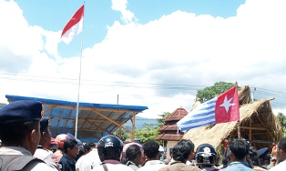 Bendera Bintang Kejora dan Bendera Merah Putih berkibar di halaman Kantor MRP beberapa tahun lalu. (Jubi/Levi)