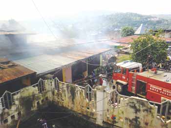 Sebuah Mobil Pemadam kebakaran dibantu warga berupaya memadamkan api di Pasar Inpres Dok IX, Tanjung Ria, Distrik Jayapura Utara, Rabu.