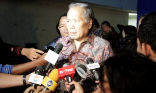 Dewan Pertimbangan Presiden (Watimpres) Bidang Hukum dan HAM, Albert Hasibuan saat diwawancarai wartawan di Kota Jayapura, Papua. (Jubi/Levi)