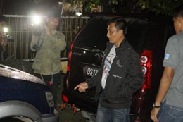 Kapolres Jayapura Kota, AKBP, Imam Setiawan, SIK, saat melihat barang bukti, mobil jenis Kuda, yang ditembak oleh Orang Tak diKenal.