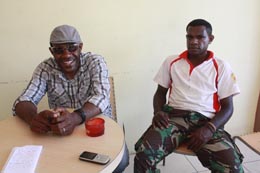 Jubir KNPB, Wim R. Medlama (berkacamata) didampingi anggotanya ketika memberikan keterangan persnya kepada wartawan di Prima Garden Jayapura, Selasa, (20/11)