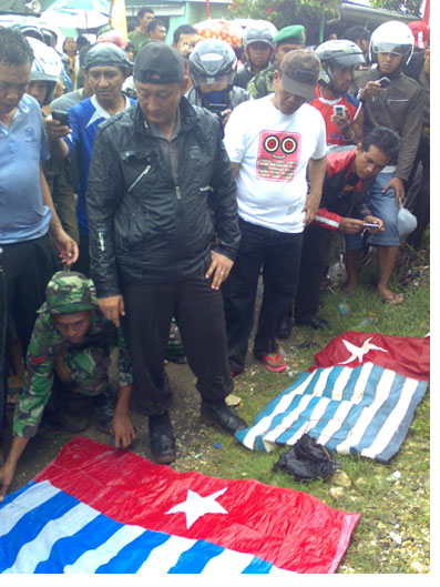 DITURUNKAN: Bendera Bintang Kejora setelah diturunkan oleh apara TNI-Polri dari Tanah Hitam Puskopad. Meskipun HUT RI diwarnai pengibaran bendera Kejora, tetapi pelaksanaan HUT RI ke 66 di kota Jayapura berjalan aman dan lancar.