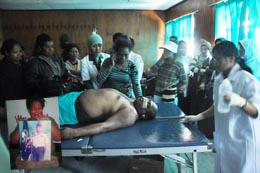 Korban penyerangan dan penembakan di Bandara Mulia, Senin (24/10) kemarin. Inzet : Foto almarhum yang sedang dipegang salah satu keluarga