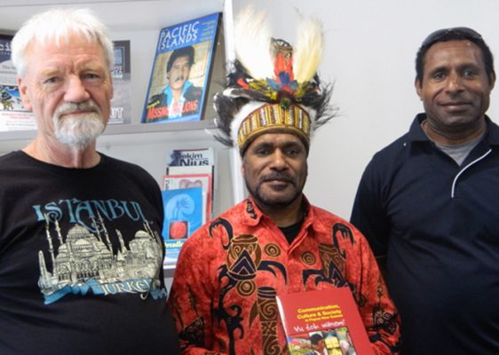 Benny Wenda di Universitas Teknologi Auckland, Pacific Media Centre (PMC) di tahun 2013 bersama direktur PMC Profesor David Robie (kiri) dan jurnalis Papua New Guinea Henry Yamo – Foto: Del Abcede/PMC
