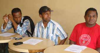 Ketua Gerakan Merah Putih Provinsi Papua Simon Ohee (baju merah) didampingi anggotanya saat menggelar jumpa pers terkait, (13/10).