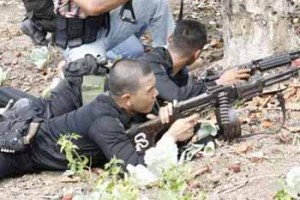 Tentara dan Polisi Kolonial Indonesia dalam posisi tiarap dan siaga menghadapi gerilyawan Papua Merdeka