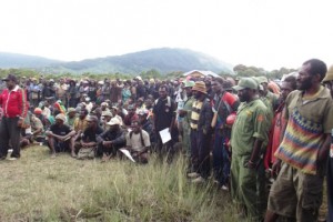 Warga Distrik Tigi Barat saat pertemuan (Jubi/Markus You)