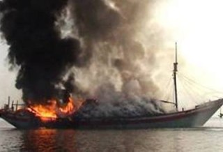Ilustrasi Kapal Terbakar